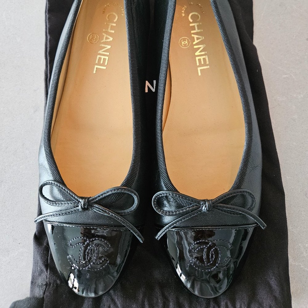 Almost new Chanel black flats, 39. Leather and patent. With box